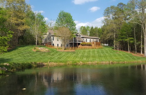 Mocksville House | Private Home on 10 Acres with Pond
