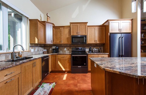 Sturgeon Bay Cabin | Private home on cliff-water views and golf simulator