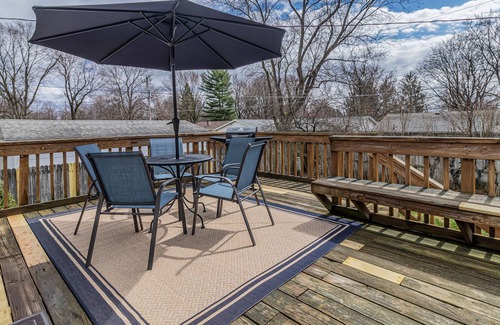Champaign House | Private & Homey 3Bed/2Bath - Deck, Yard, Parking - 2 Levels - Quiet Neighborhood
