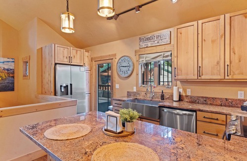 Steamboat Springs House | Private Hot Tub - Huge Covered Deck- Garage - On Ski Bus Route