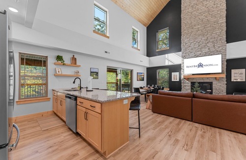 Hollister House | Private Hot Tub-Cmty Indoor & Outdoor Pools-Free Attraction Tickets-Close to Table Rock