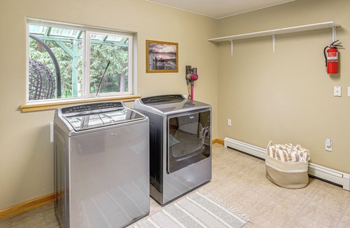 Lincoln House | Private Hot Tub: 'Enchanted Hideaway' in Lincoln!