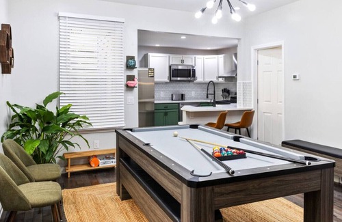 Pittsburgh Apartment | Private Hot Tub | King beds | 1 Block from Butler!