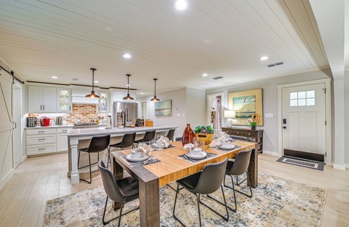 Pilot Point House | Private Hot Tub: Luxe Gem 3 Mi to Lake Ray Roberts