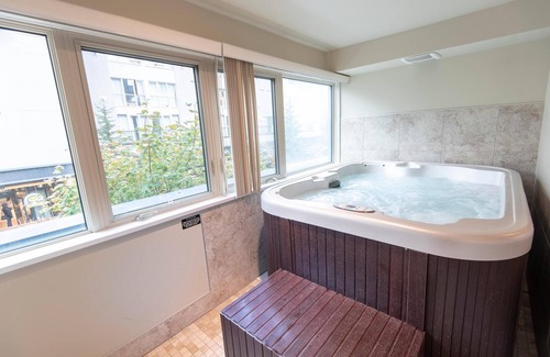 Whistler Village Condo | Private Hot Tub! Spacious 2 level condo facing the Village Stroll | full kitchen