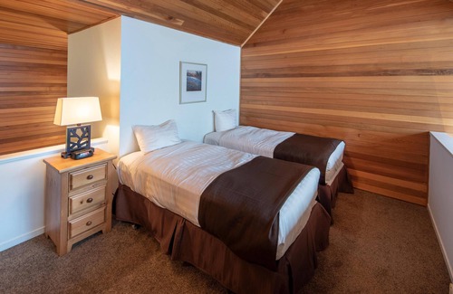Whistler Village Condo | Private Hot Tub! Spacious 2 level condo facing the Village Stroll | full kitchen