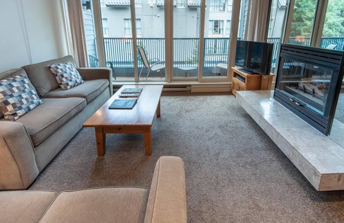 Whistler Village Condo | Private Hot Tub! Spacious 2 level condo facing the Village Stroll | full kitchen