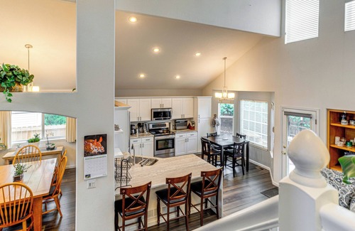 Prides Crossing House | Private Hot Tub w/Projector: Modern Aurora Home