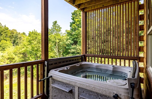 Sevierville Cabin | Private Lake- Amazing Views -2 Acres - Lux Cabin