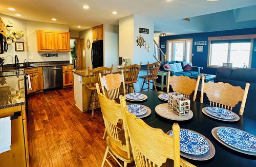 Arlington House | Private Lake Front & Pool. Entire 4 BR Home: Kayaks
