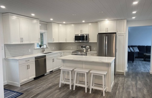 Sproat Lake House | Private Lake House on Sproat Lake with private Dock & Hot Tub