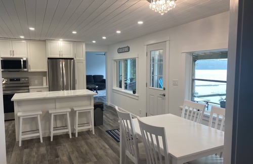 Sproat Lake House | Private Lake House on Sproat Lake with private Dock & Hot Tub