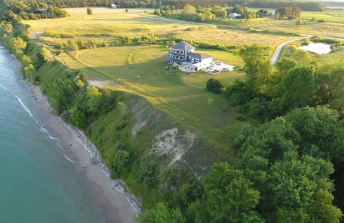 Manitowoc House | Private Lake House Retreat near Whistling Straits Breathtaking Views! Specials!