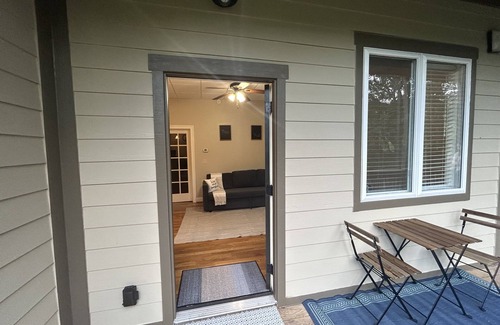 Hendersonville Apartment | Private Lake, Kayaks, Bike, fishing. Peaceful Private condo. Close to Hospital.