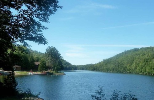 Ripon House | Private Lake - Large House (8 adults) & 2 Bunk Houses (6 kids & 2 adults)