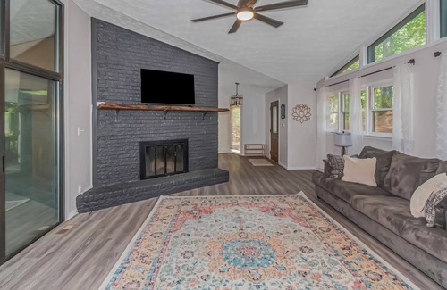 Monticello House | Private Lakefront Escape