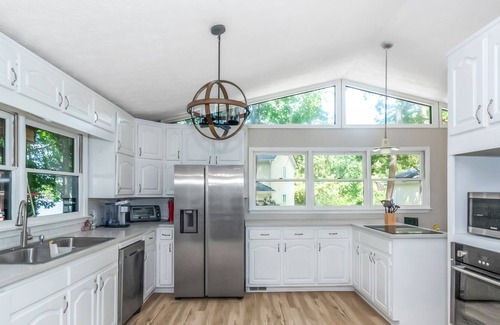 Monticello House | Private Lakefront Escape