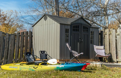 Selkirk House | Private Lakefront House with Hot Tub, Kayaks and Beach
