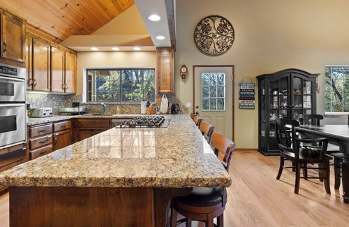 Groveland House | Private lakeside resort, 40mins to Yosemite