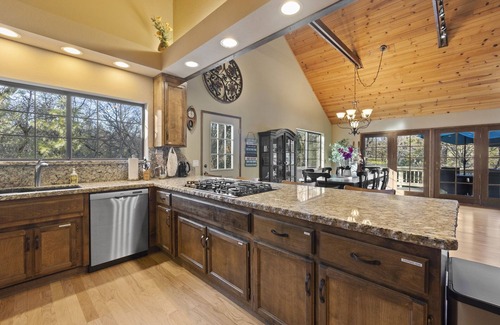 Groveland House | Private lakeside resort, 40mins to Yosemite