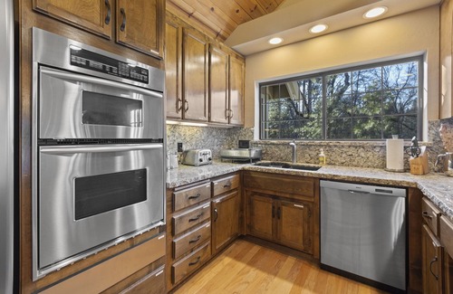 Groveland House | Private lakeside resort, 40mins to Yosemite