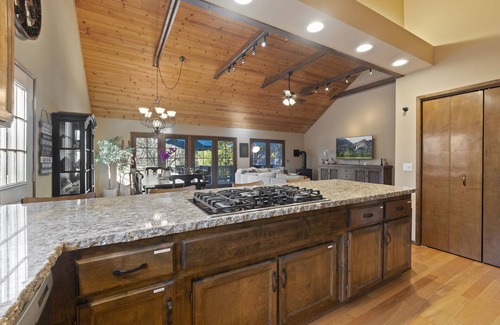 Groveland House | Private lakeside resort, 40mins to Yosemite