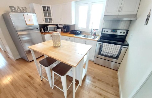 Hull Apartment | Private Large 3 Bedroom Apartment - 5 minutes from Ottawa & Gatineau Park