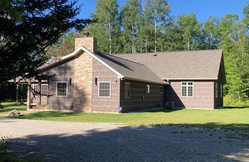 Arnold House | Private lodge on150 acres, centrally located to explore UP