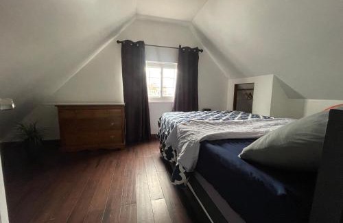 Queens Apartment | Private Loft 5 min away from LGA