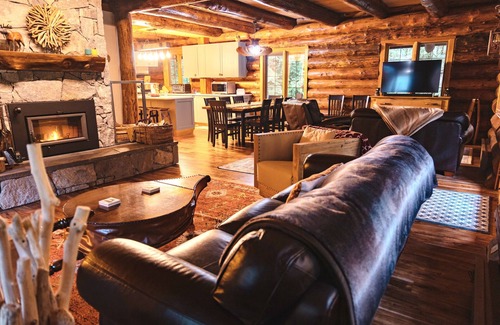 Maple Falls House | Private Log Cabin in the Woods - HOT TUB, BBQ, WIFI, GAZEBO, GAMING GARAGE