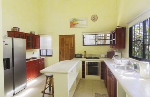 Barrio Ricos y Famosos House | Private Lush Gem in heart of Jaco with Large Pool!