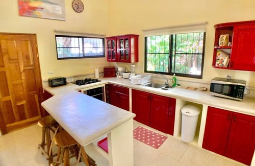 Barrio Ricos y Famosos House | Private Lush Gem in heart of Jaco with Large Pool!