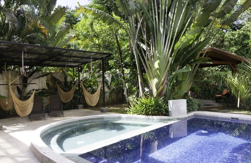 Barrio Ricos y Famosos House | Private Lush Gem in heart of Jaco with Large Pool!