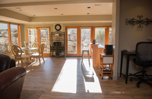 Draper House | Private Luxury Retreat: In-home Theatre, Hot Tub, Gym, Game Room, and Zebra!