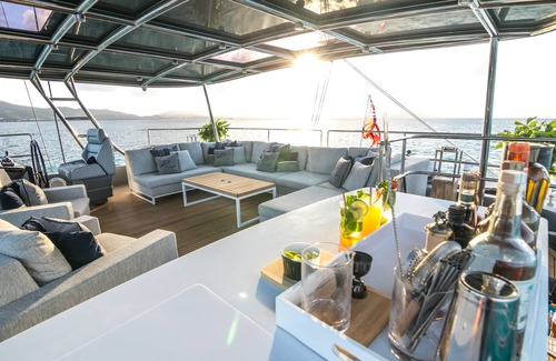 Flag Hill Boat Rental | Private Luxury Yacht with Captain & Chef - All-inclusive for up to 10 guests