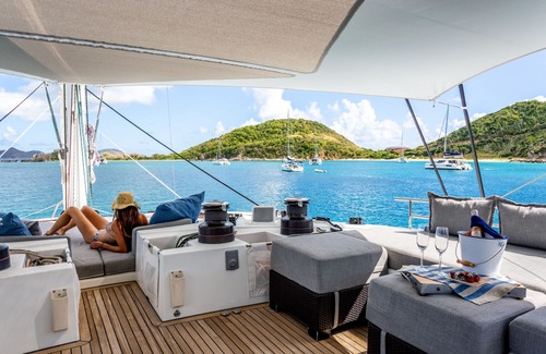 Flag Hill Boat Rental | Private Luxury Yacht with Captain & Chef - All-inclusive for up to 10 guests