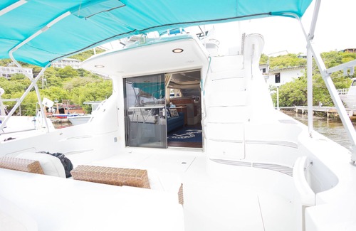 Benner Boat Rental | Private Luxury Yacht for up to six guests - Day or Night charters!