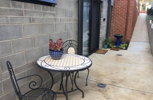 East Albury Apartment | Private, modern and close to town.