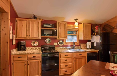 Candler Cabin | PRIVATE MOUNTAIN COUPLES GETAWAY. 16 MI TO ASHEVILLE. CREEK, HOT TUB, FIREPLACE