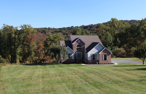 Robesonia House | Private Mountain Escape with Gameroom