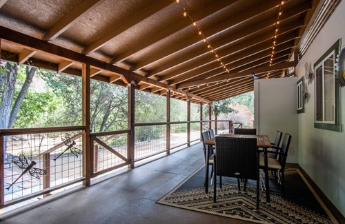 Springville Cabin | Private Mountain Getaway - Year-Round Creek - Cozy & Peaceful Retreat