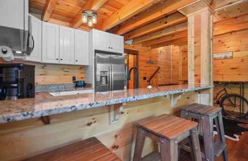 Ellijay Cabin | Private Mountain Oasis! Hot tub, Fire Pit & Games in Blue Ridge Mountains! Dogs!
