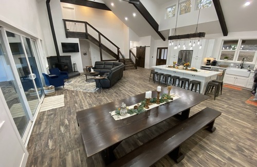 Murphys House | Private Murphy's Estate. Beautiful Views and Designed for Fun!