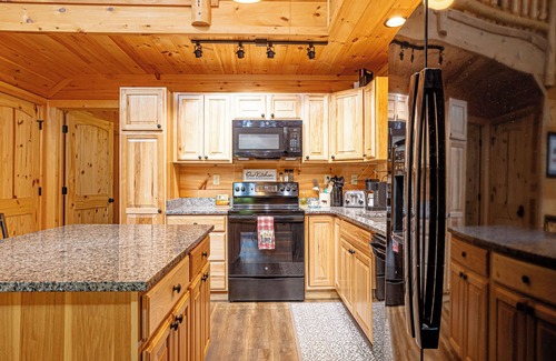 Hendersonville Cabin | Private newer log cabin near Hendersonville and the Dupont State Forest