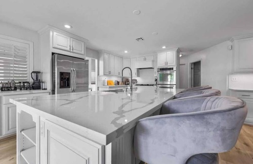 The Section Seven House | Private Oasis Luxury Villa~King Beds & Pool