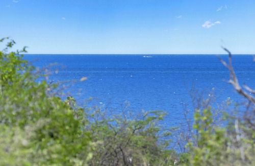 Sabadeco House | Private Oceanfront Sanctuary- serene house on large garden lot, 10 mins to town