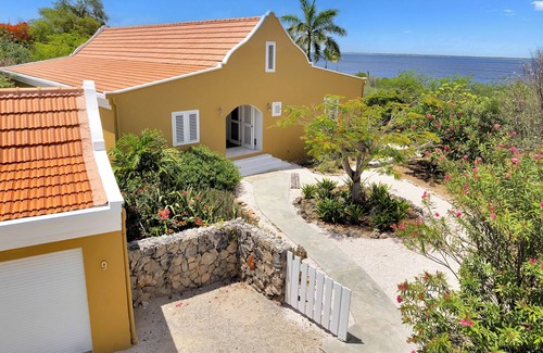 Sabadeco House | Private Oceanfront Sanctuary- serene house on large garden lot, 10 mins to town