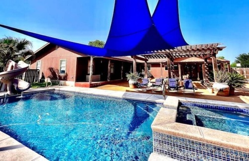 Sandia House | Private one-acre Oasis Pool Resort - near Corpus Christi Lake