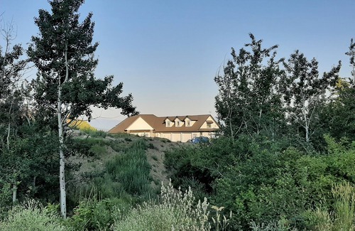 Vernon Apartment | Private. One bedroom apt. on acreage in Exclusive Neighborhood. Spectacular View
