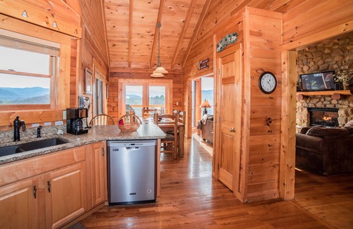 Gatlinburg - Pigeon Forge Cabin | Private-Panoramic Views of the Great Smoky Mountains-FREE Mountain Air